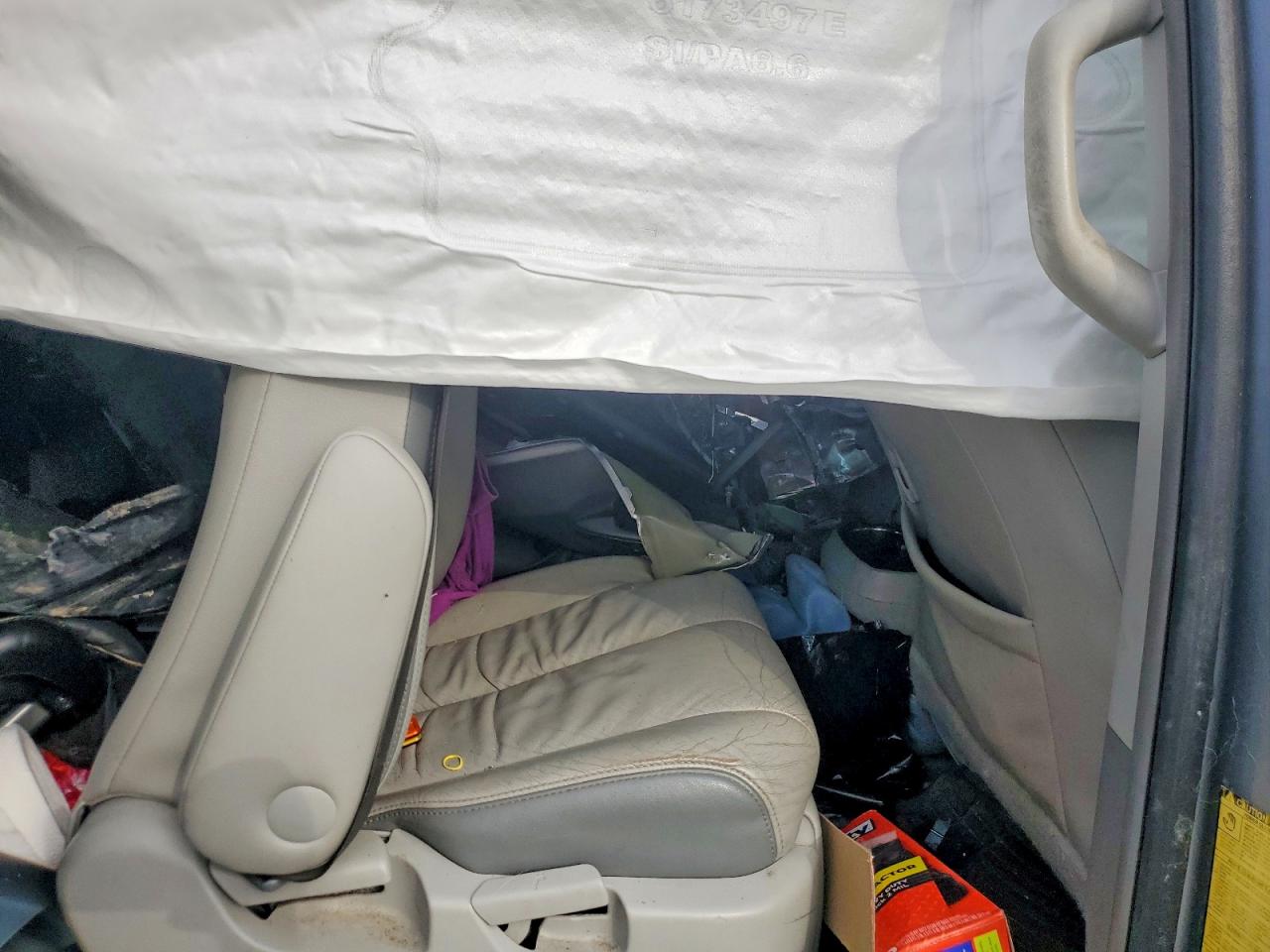 2011 TOYOTA SIENNA