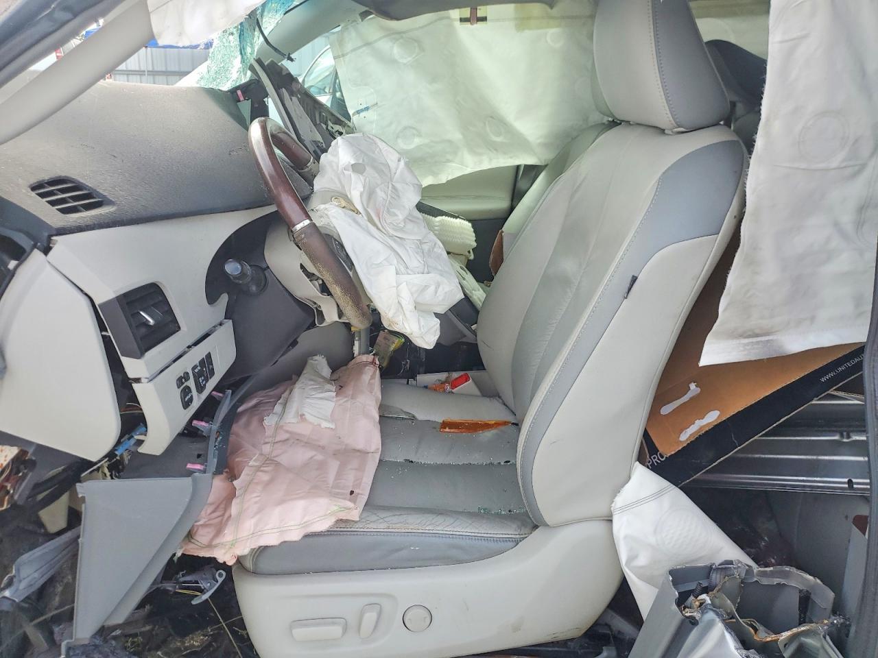2011 TOYOTA SIENNA
