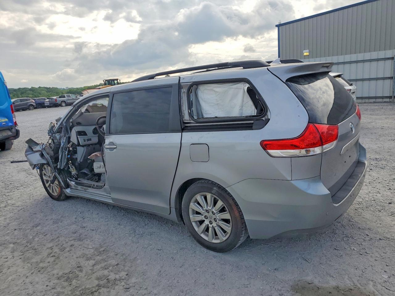 2011 TOYOTA SIENNA