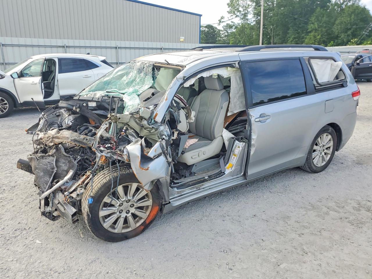2011 TOYOTA SIENNA