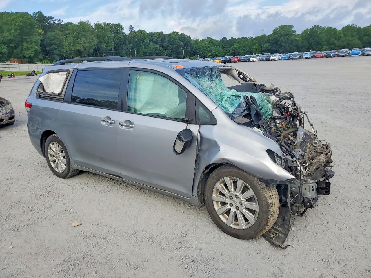 2011 TOYOTA SIENNA