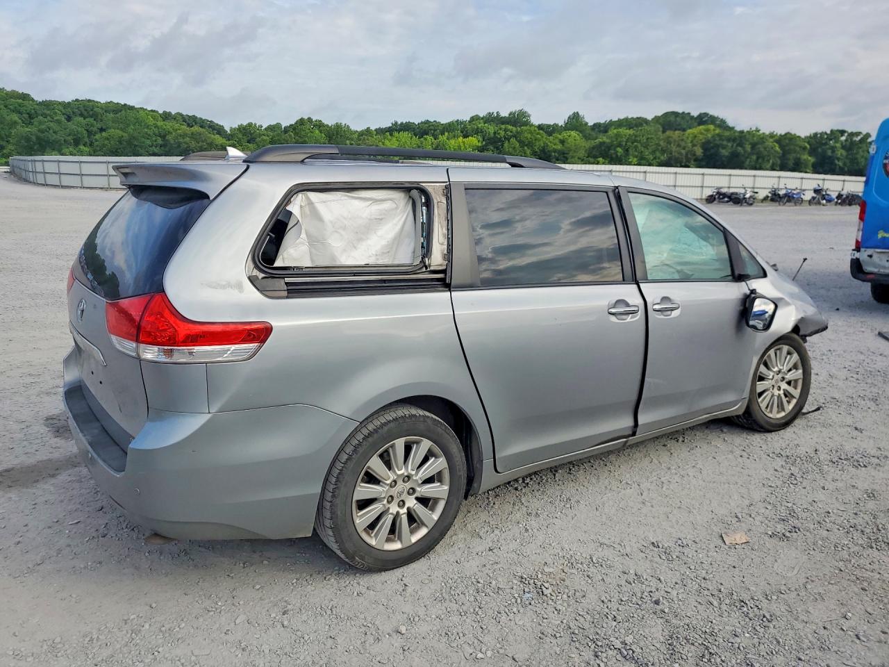 2011 TOYOTA SIENNA