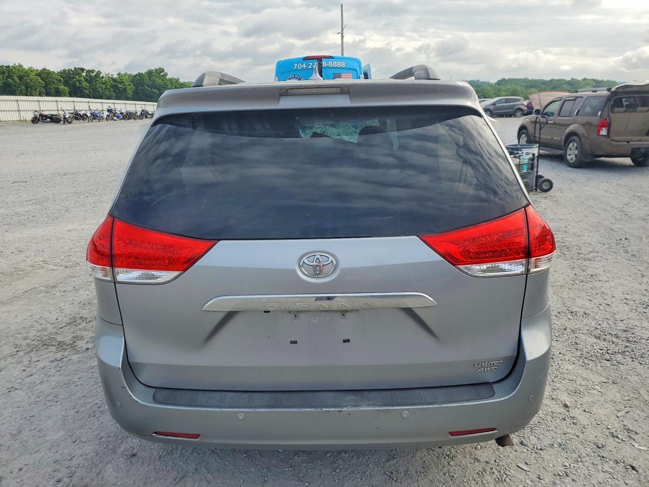 2011 TOYOTA SIENNA