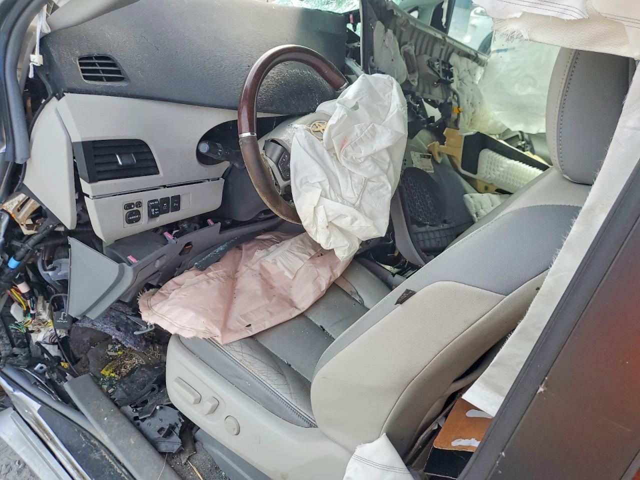 2011 TOYOTA SIENNA