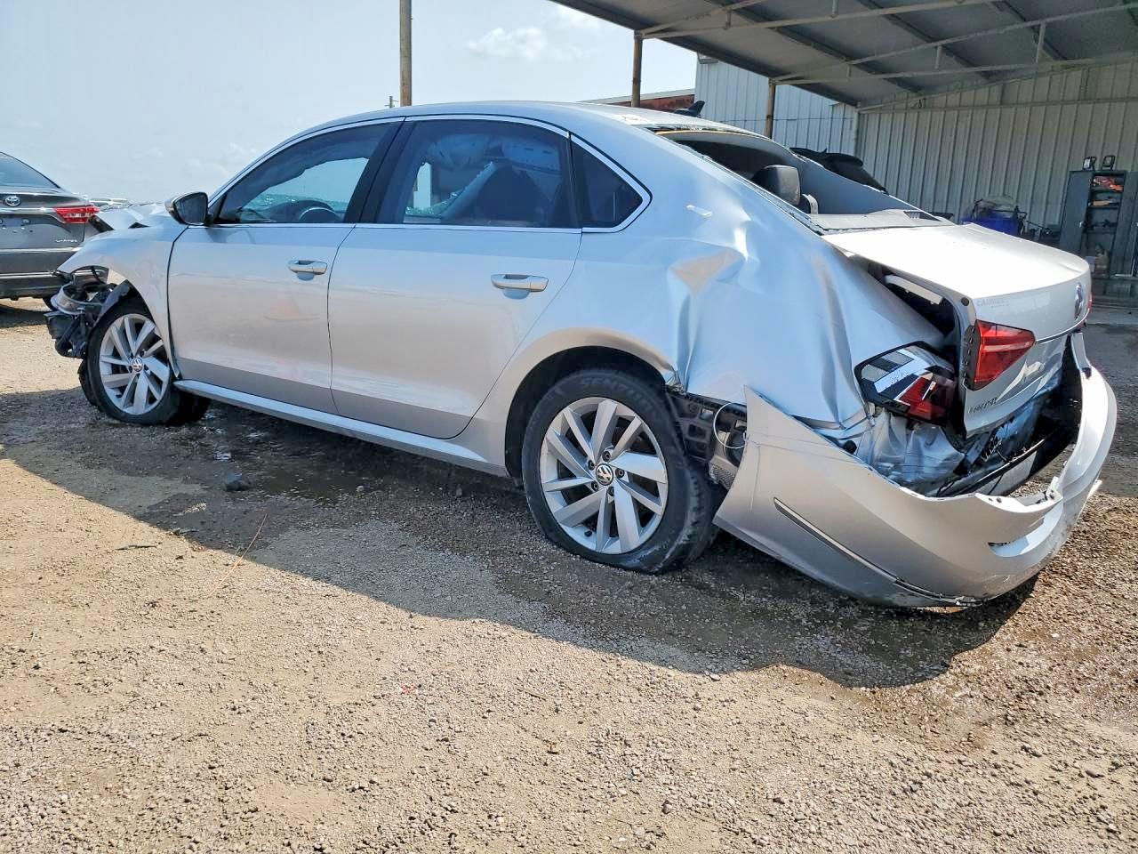 2018 VOLKSWAGEN PASSAT