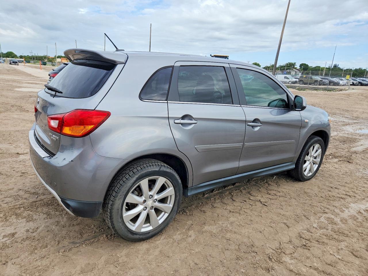 2015 MITSUBISHI OUTLANDER