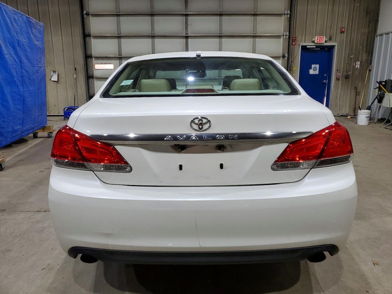 2011 TOYOTA AVALON