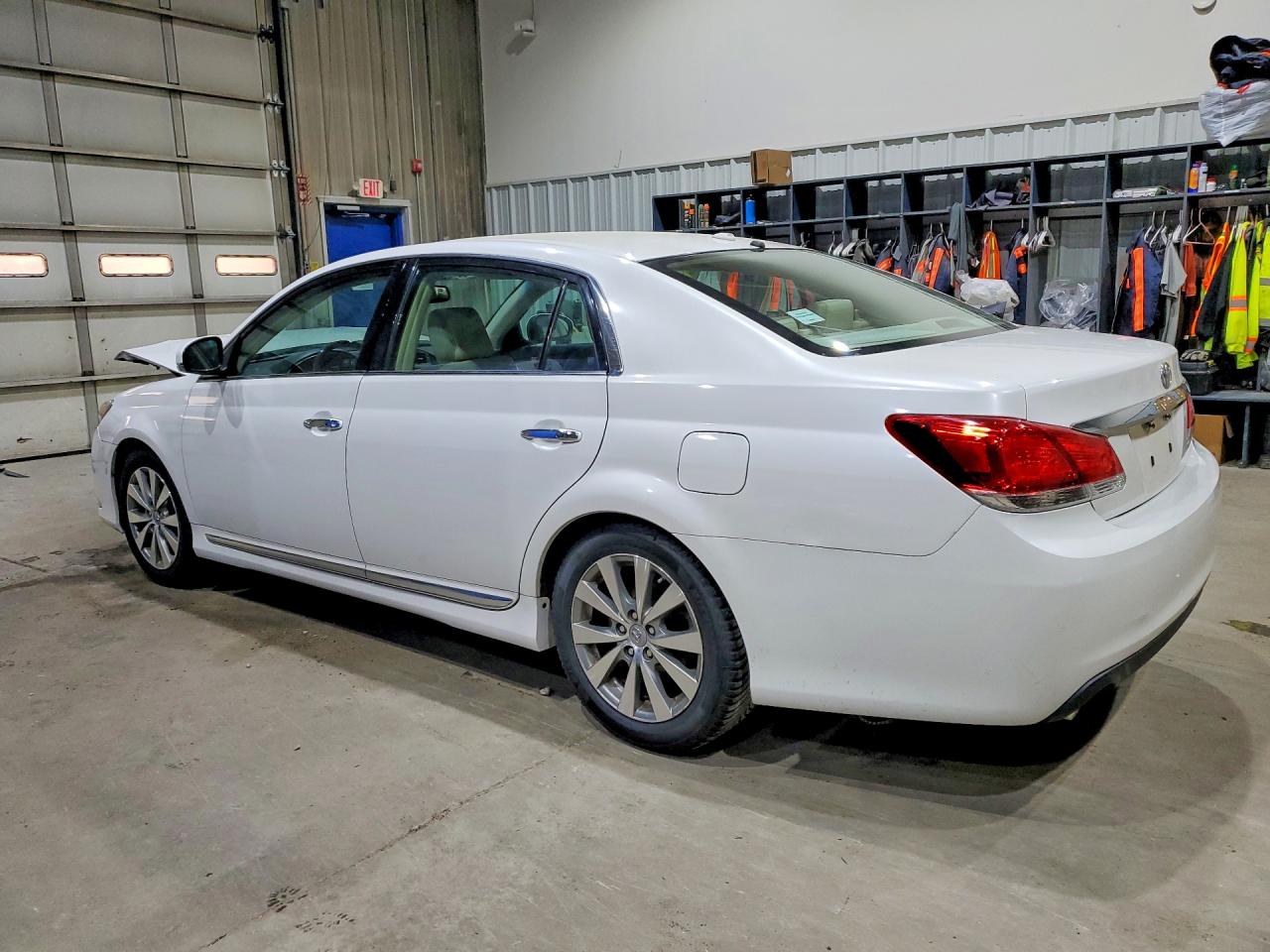 2011 TOYOTA AVALON