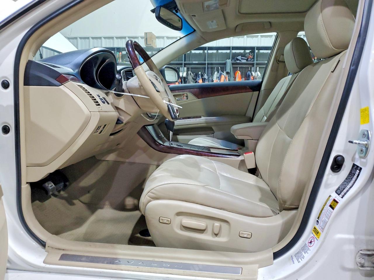 2011 TOYOTA AVALON