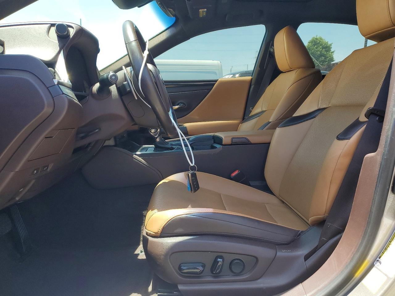 2021 LEXUS ES300