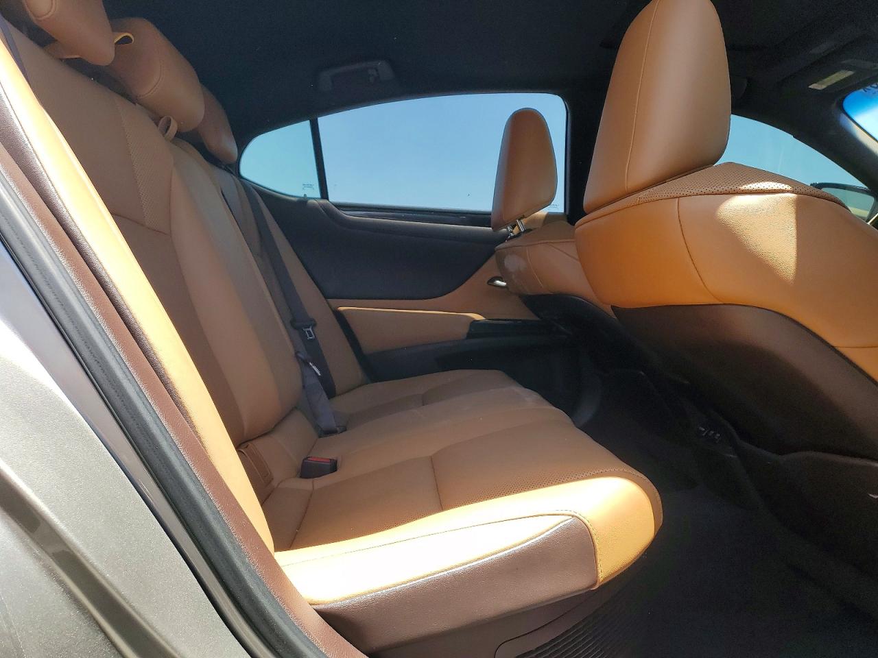 2021 LEXUS ES300