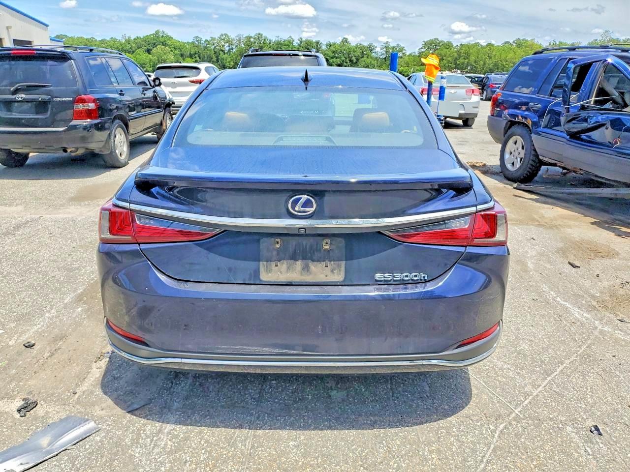 2021 LEXUS ES300