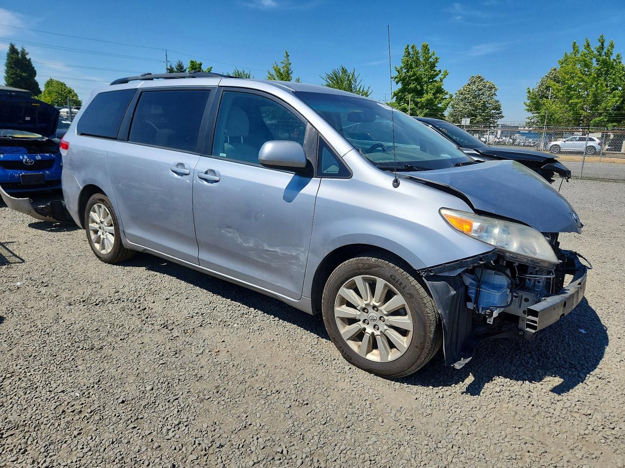 2012 TOYOTA SIENNA