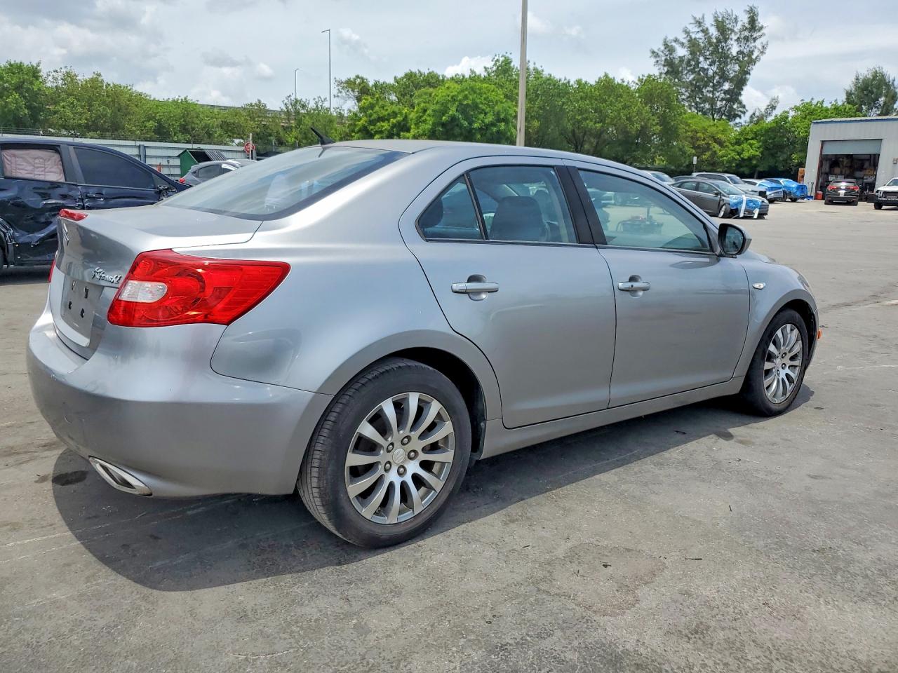 2013 SUZUKI KIZASHI