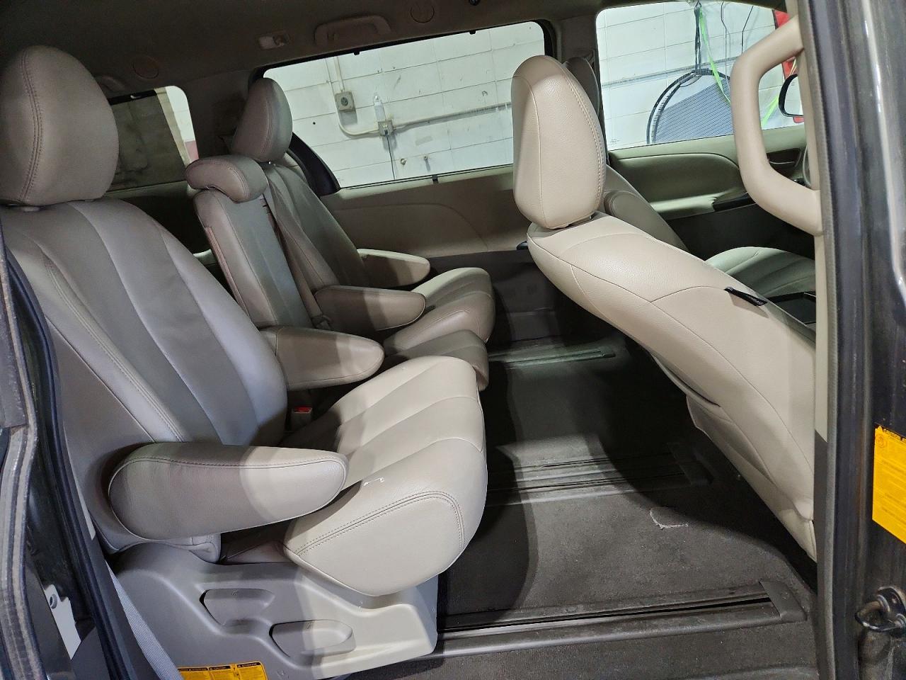 2011 TOYOTA SIENNA
