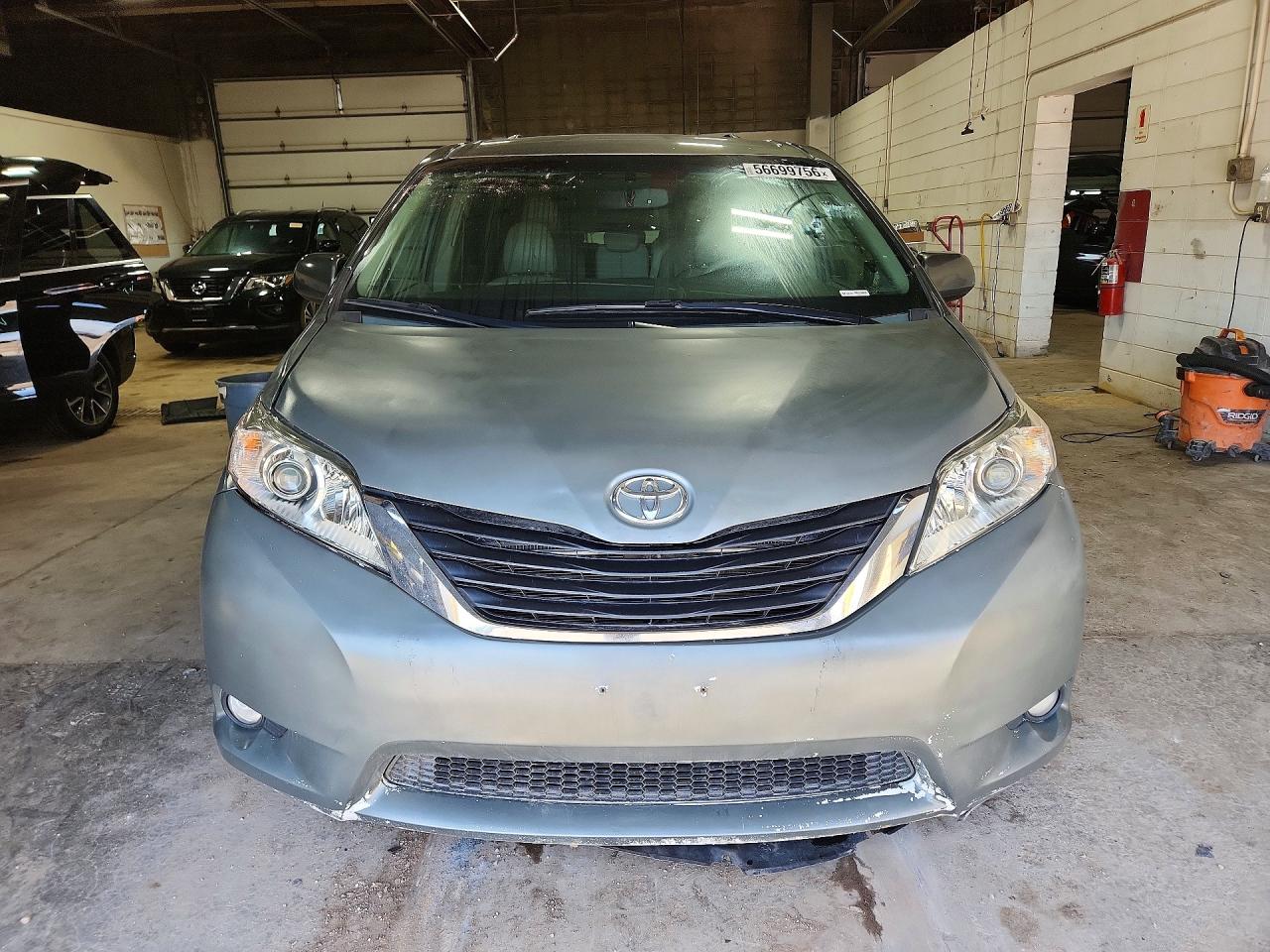 2011 TOYOTA SIENNA