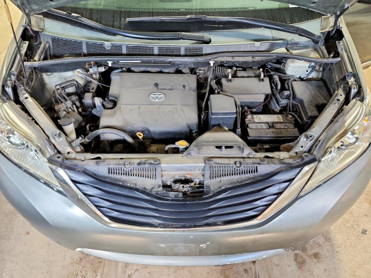 2011 TOYOTA SIENNA