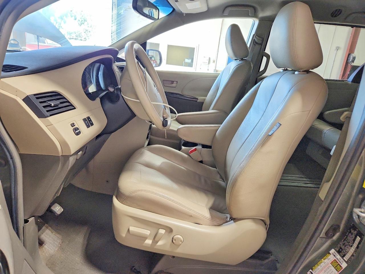 2011 TOYOTA SIENNA
