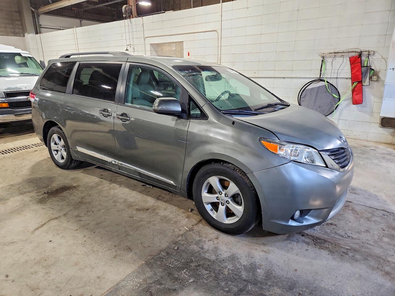 2011 TOYOTA SIENNA