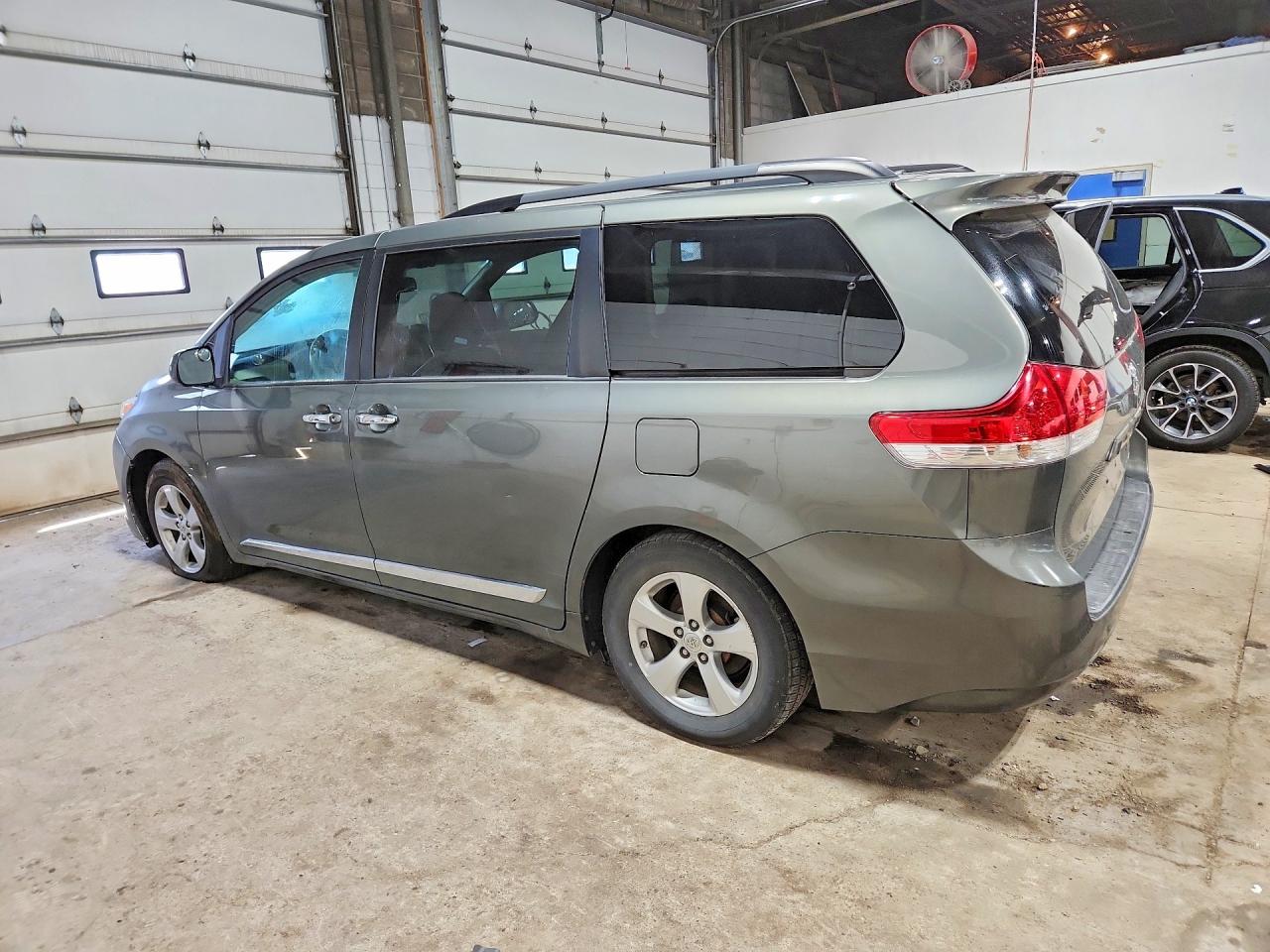 2011 TOYOTA SIENNA