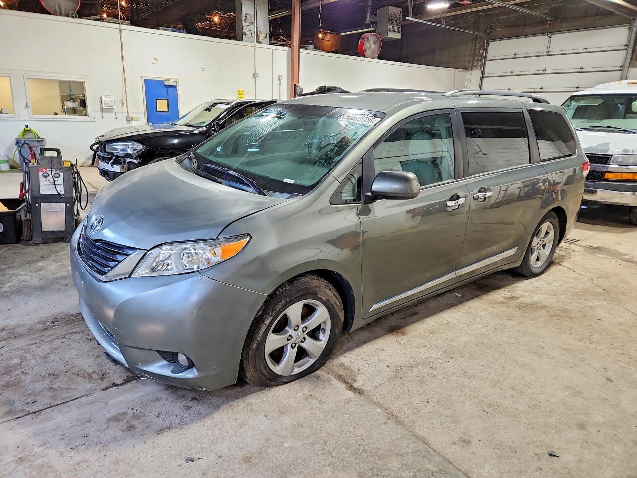 2011 TOYOTA SIENNA