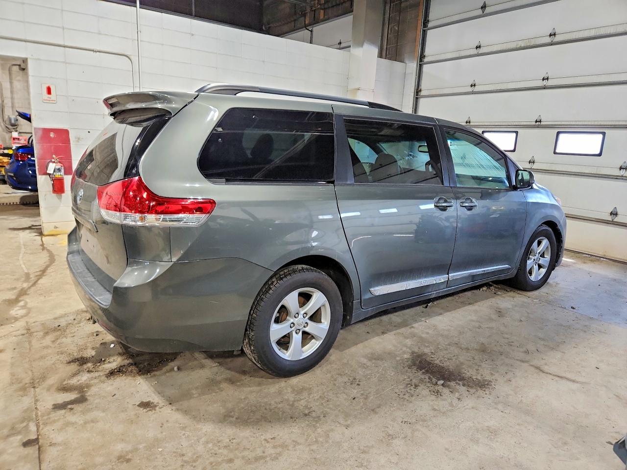 2011 TOYOTA SIENNA