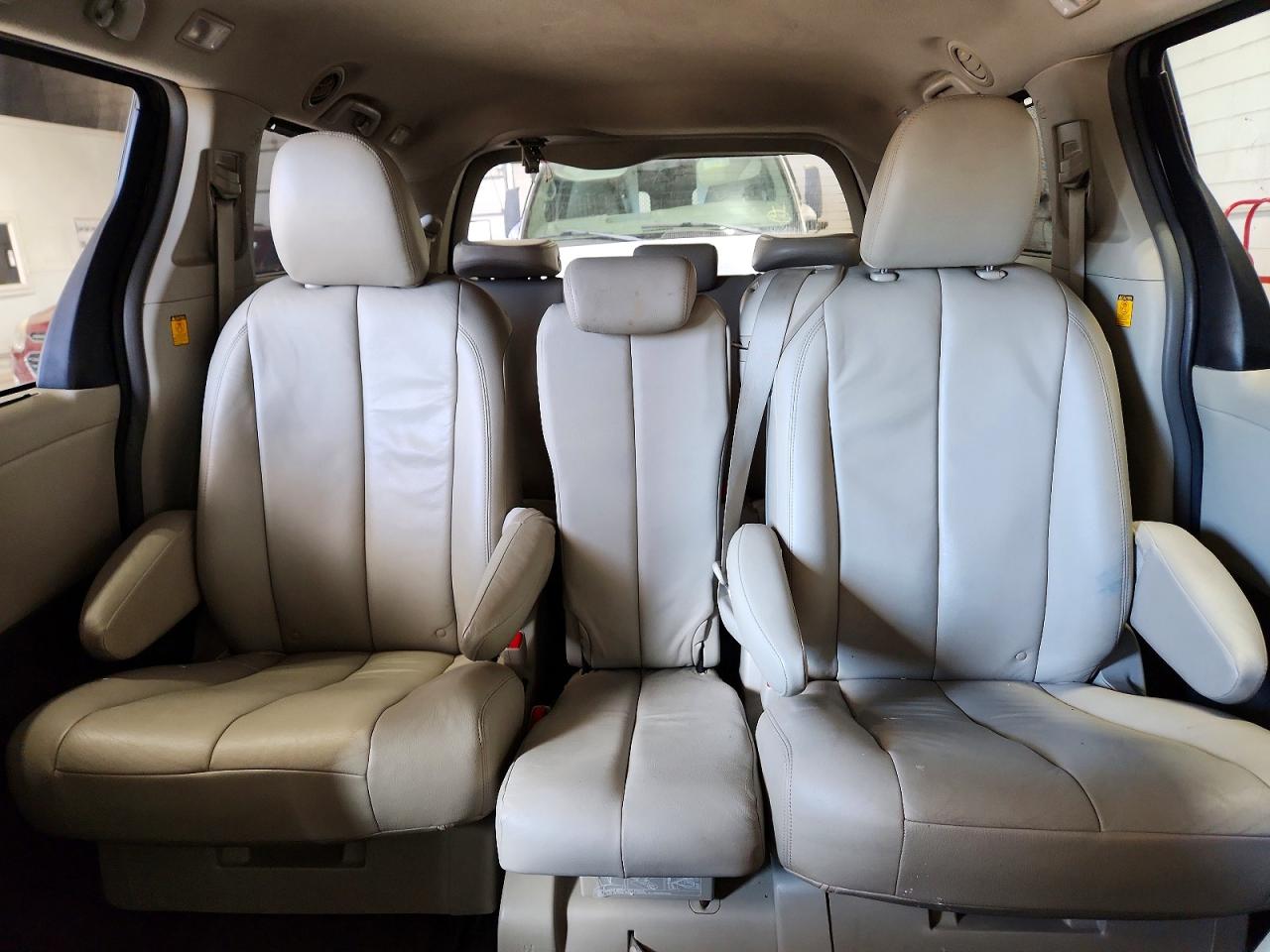 2011 TOYOTA SIENNA