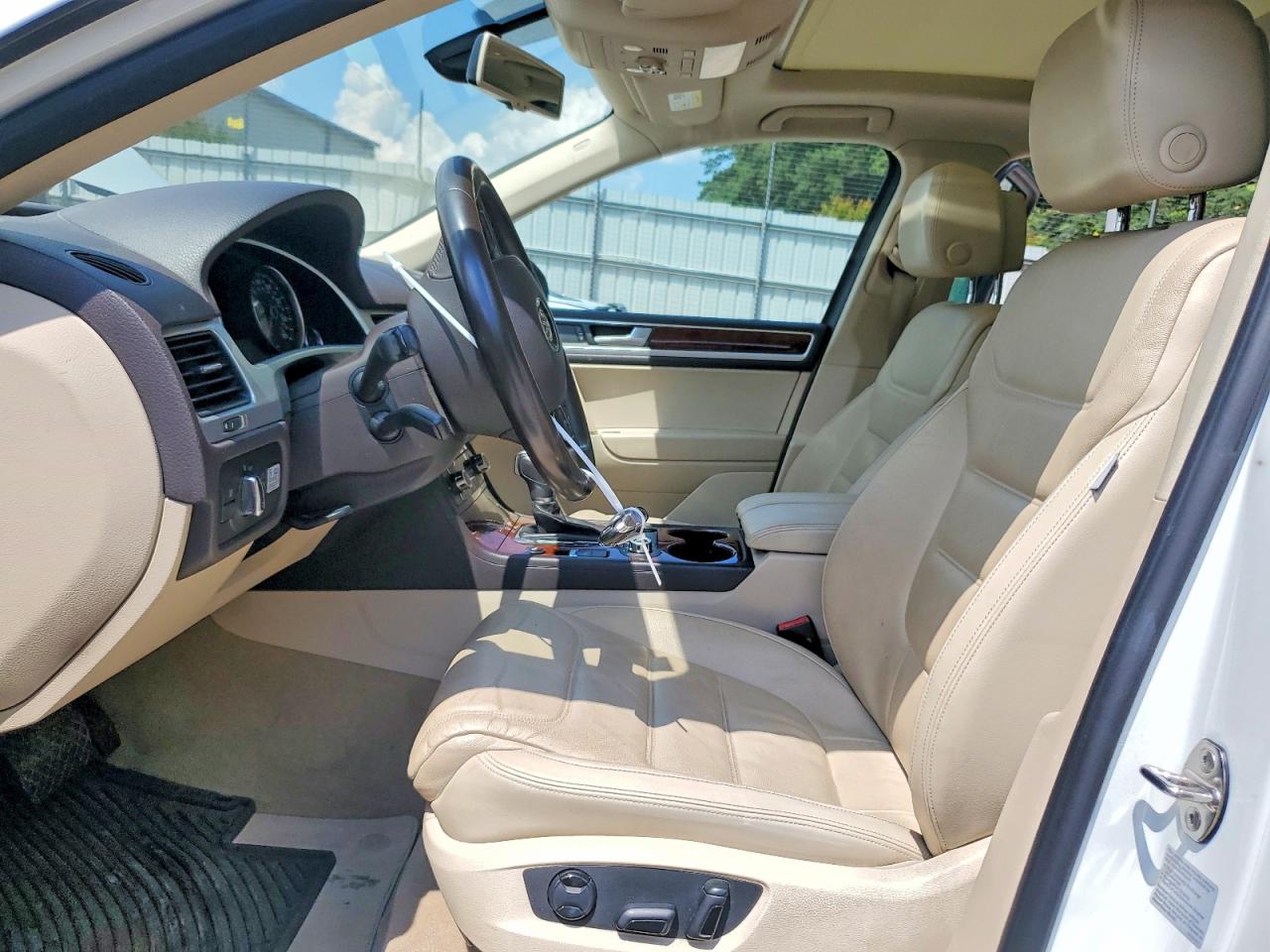 2014 VOLKSWAGEN TOUAREG