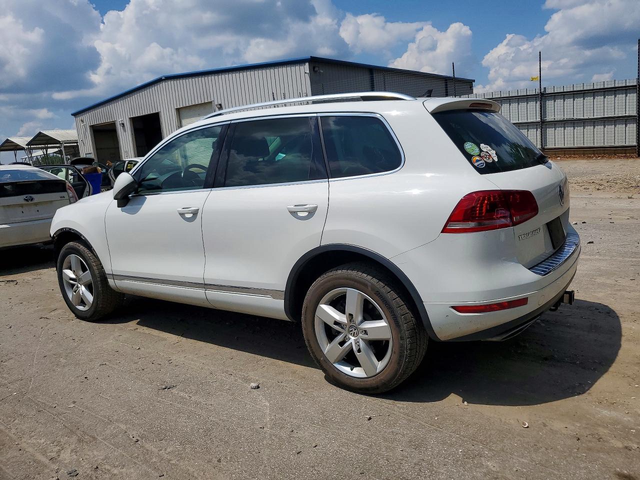 2014 VOLKSWAGEN TOUAREG