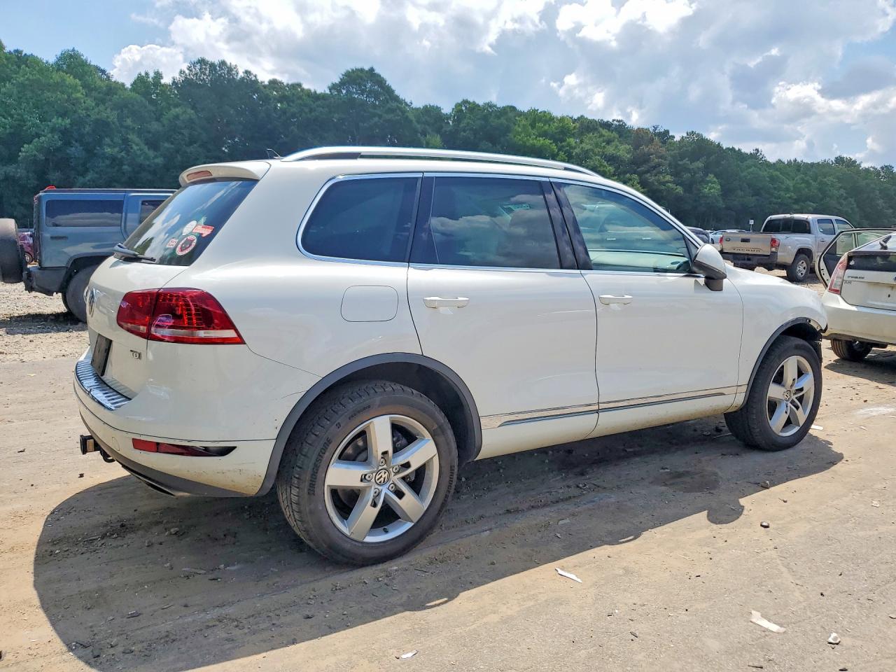 2014 VOLKSWAGEN TOUAREG