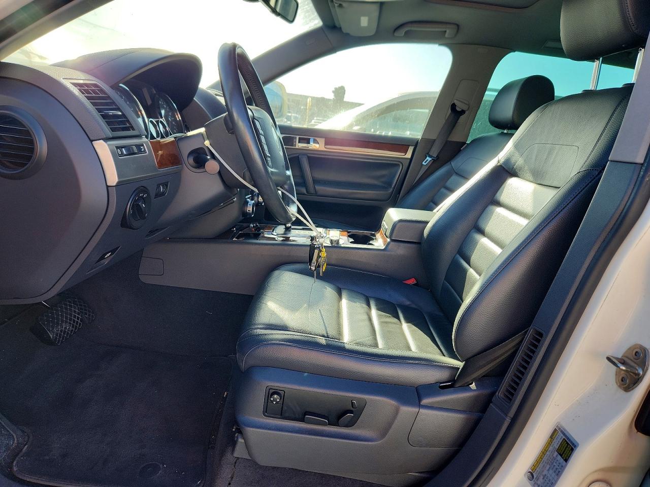 2010 VOLKSWAGEN TOUAREG
