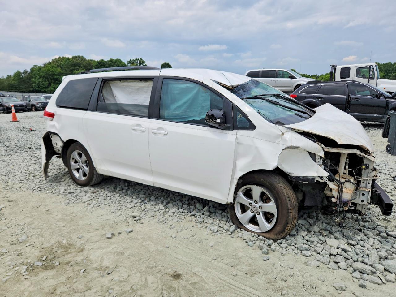 2011 TOYOTA SIENNA