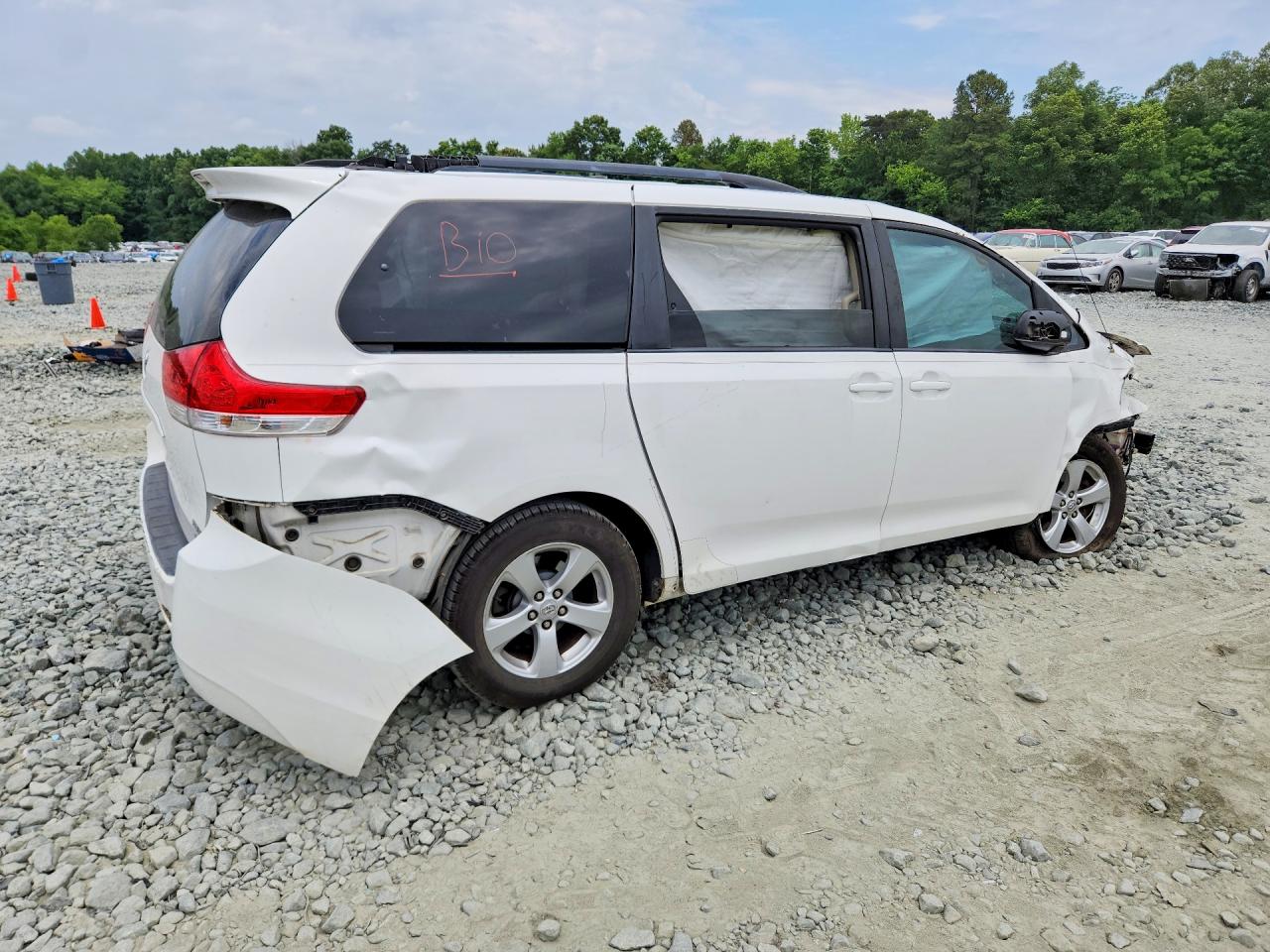 2011 TOYOTA SIENNA