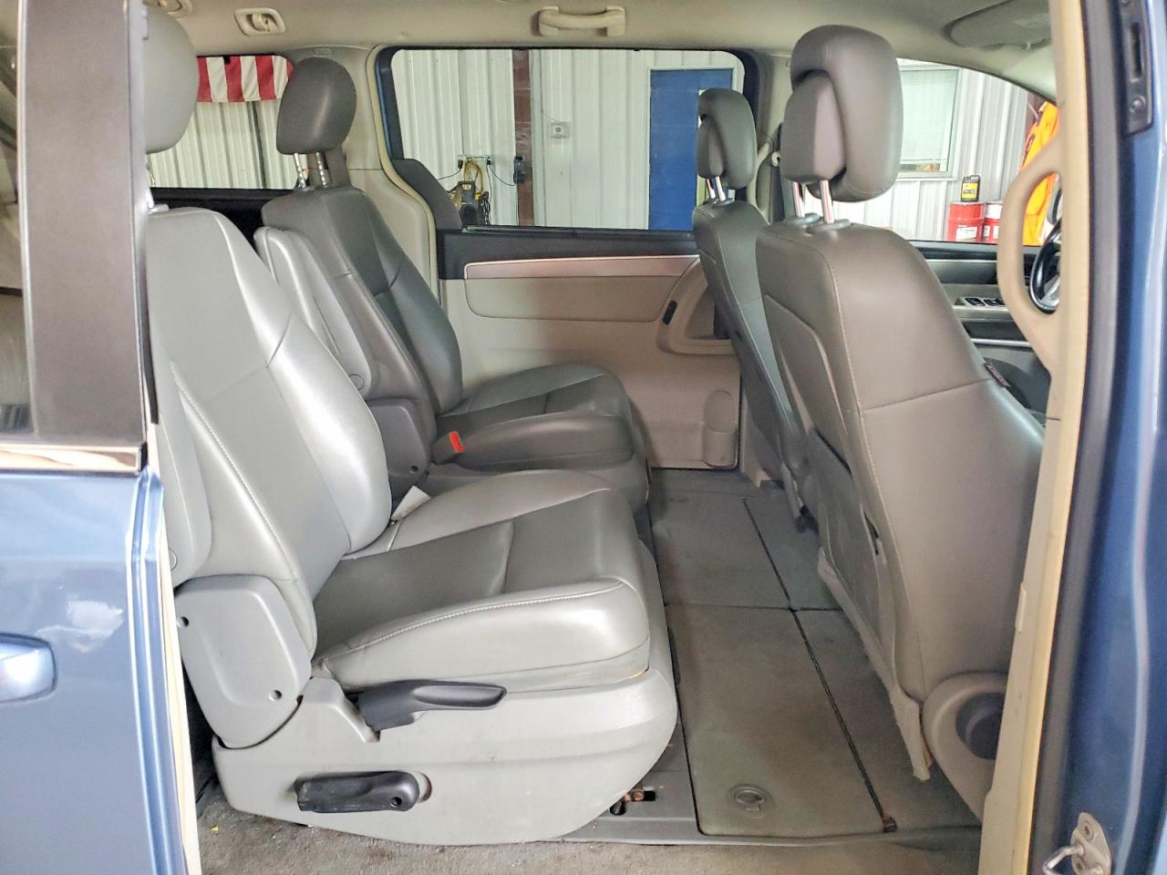 2011 VOLKSWAGEN ROUTAN