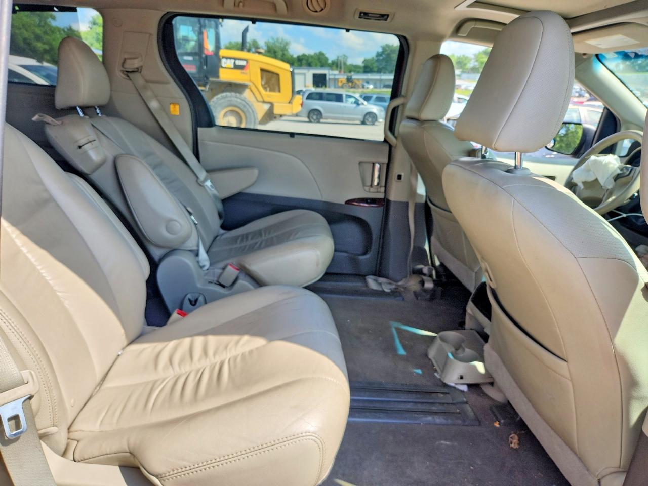 2011 TOYOTA SIENNA