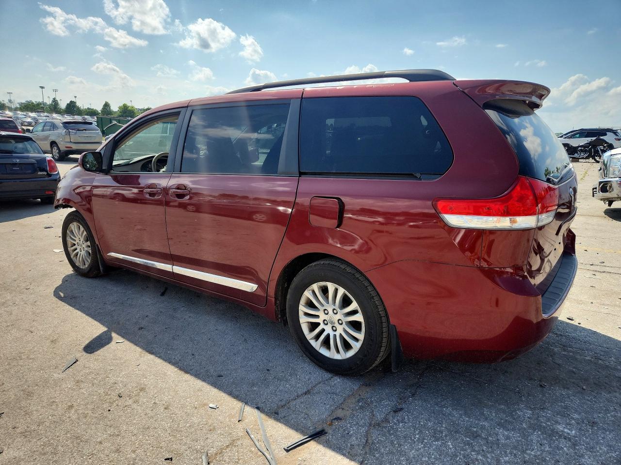 2011 TOYOTA SIENNA
