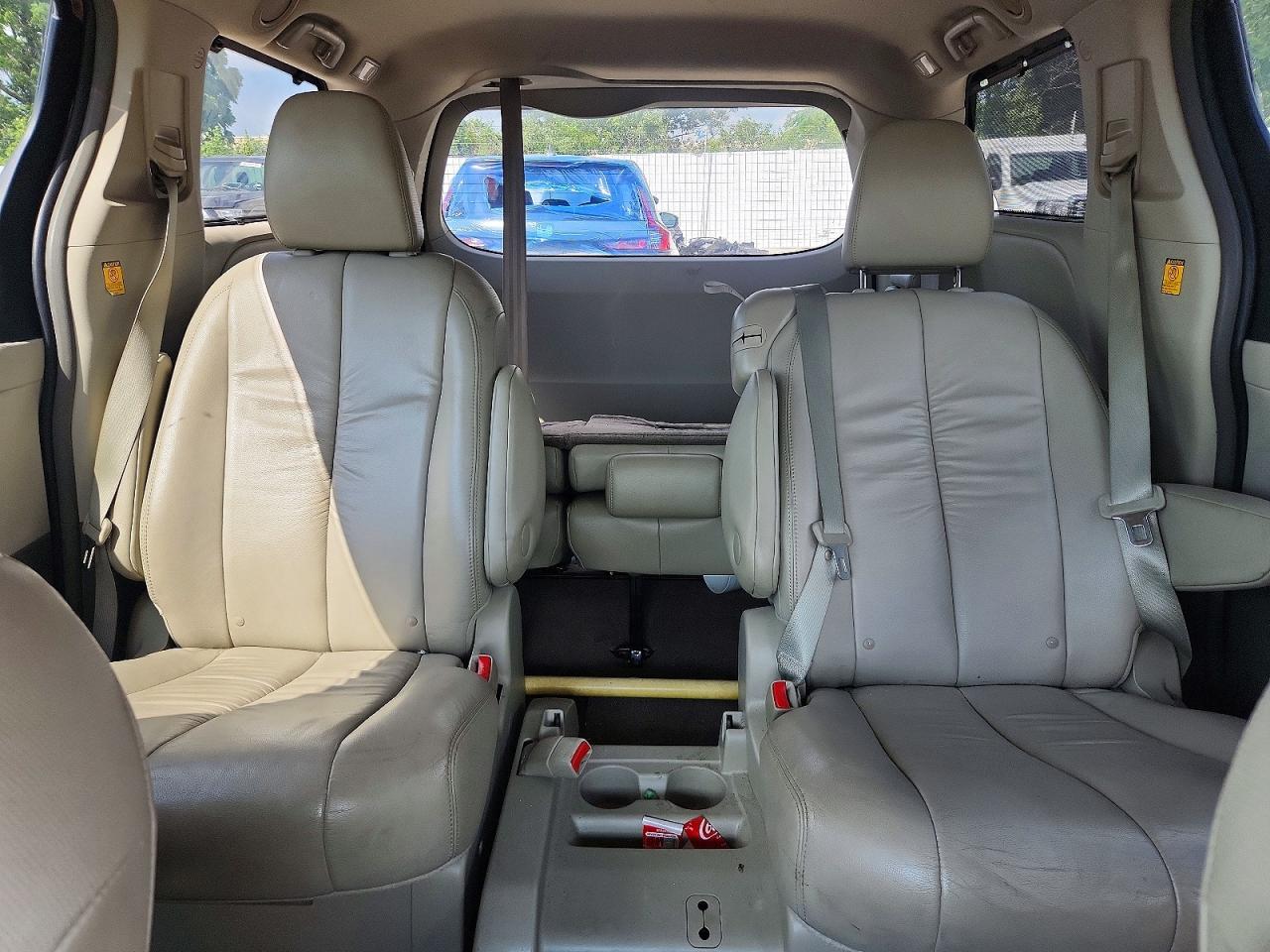 2011 TOYOTA SIENNA