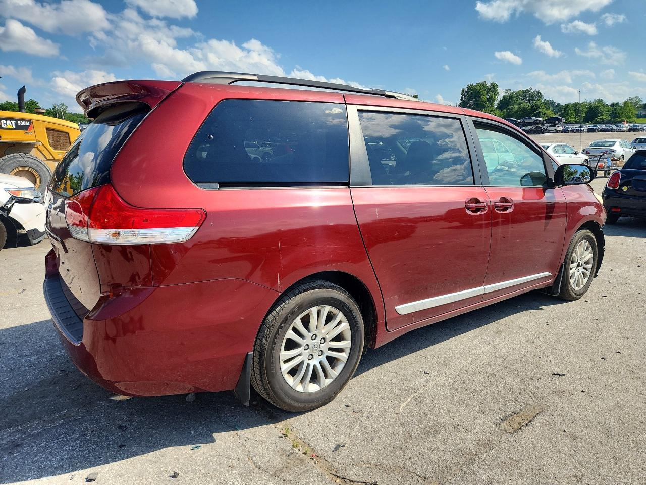 2011 TOYOTA SIENNA