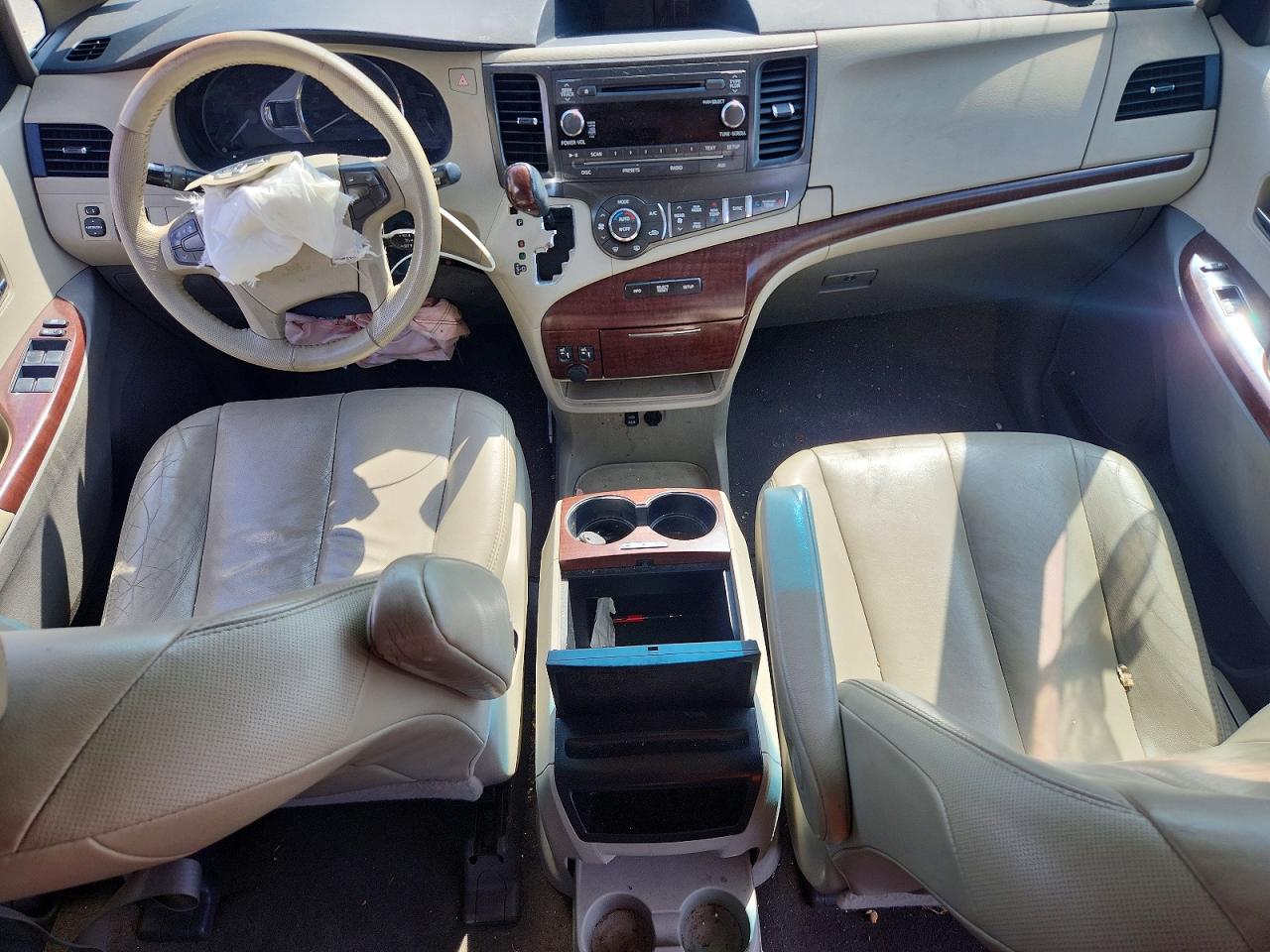 2011 TOYOTA SIENNA