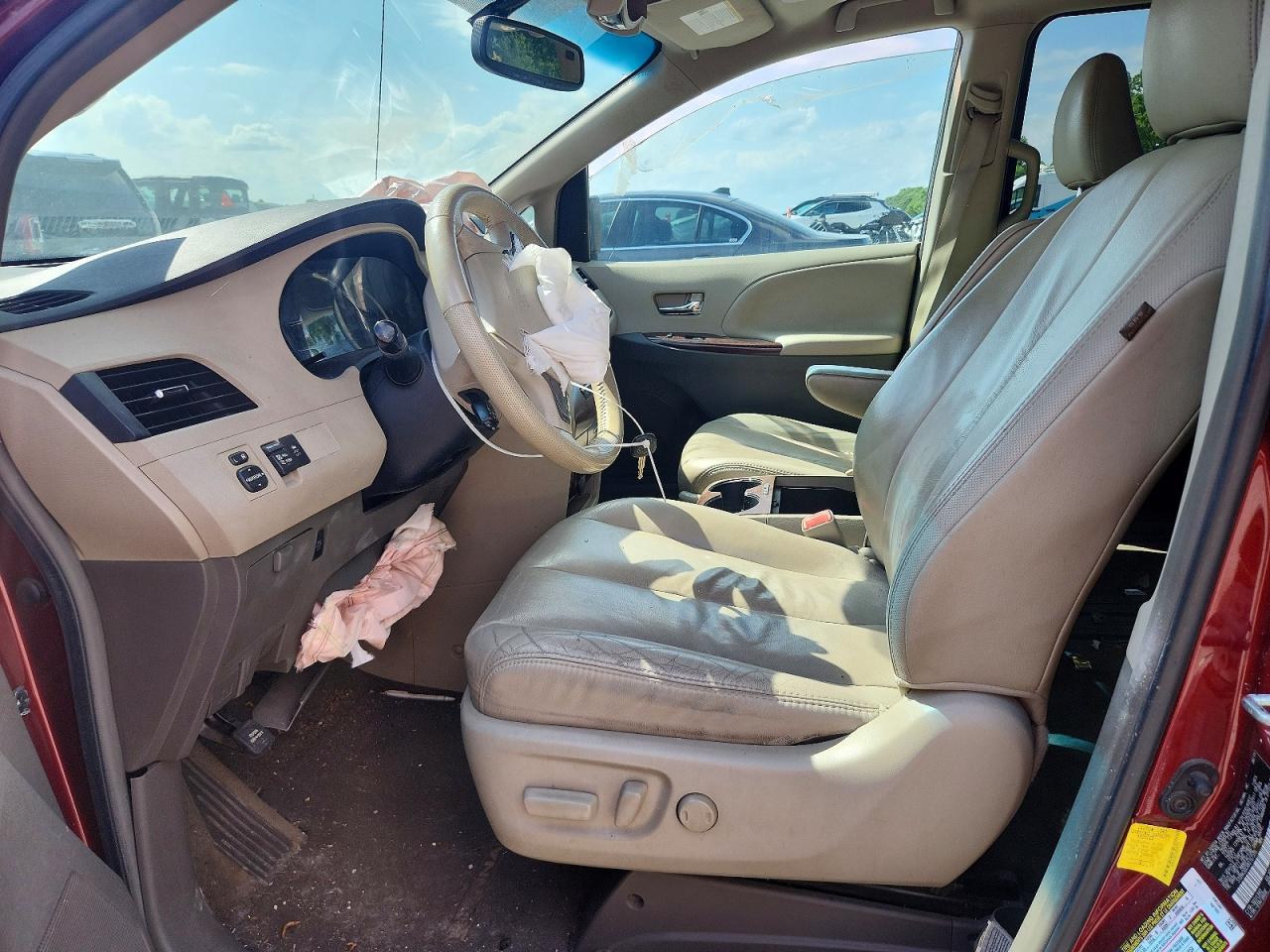 2011 TOYOTA SIENNA