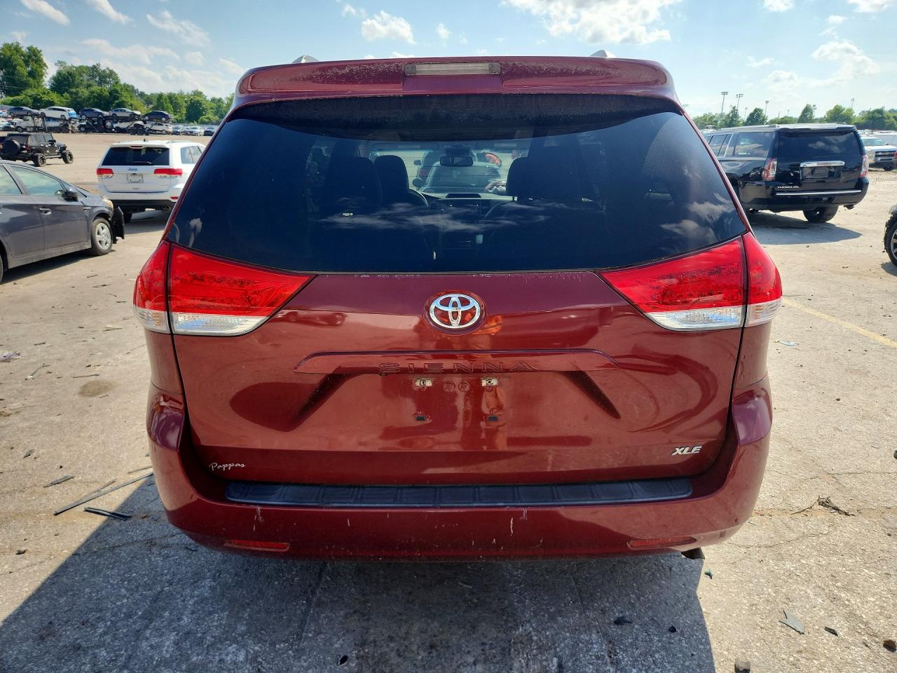 2011 TOYOTA SIENNA