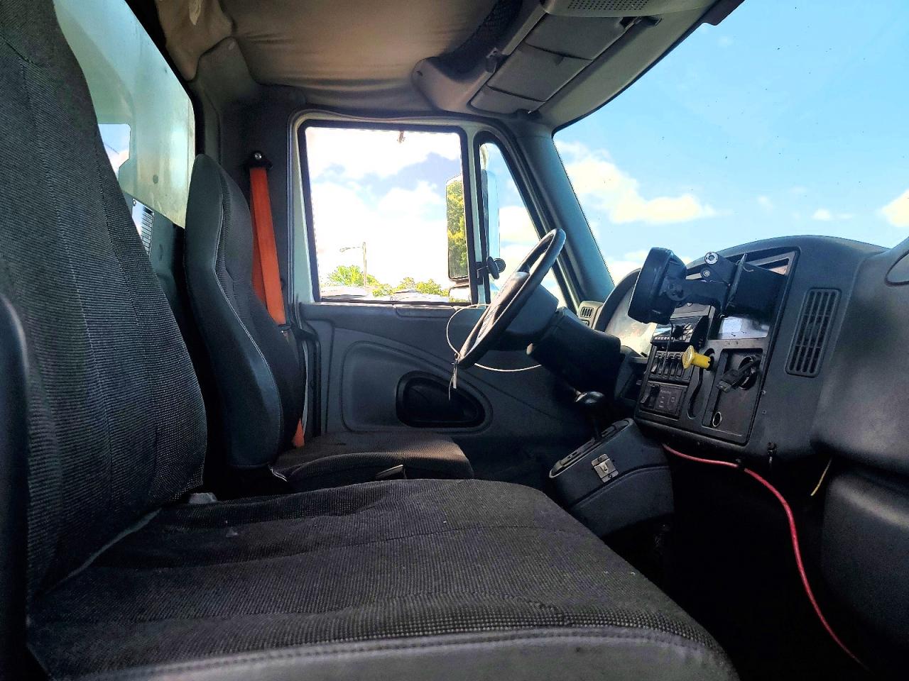 2005 INTERNATIONAL 4000 SERIE