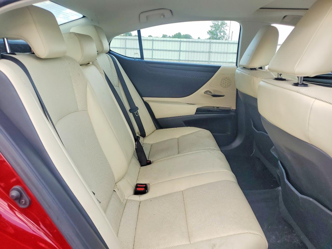 2022 LEXUS ES300