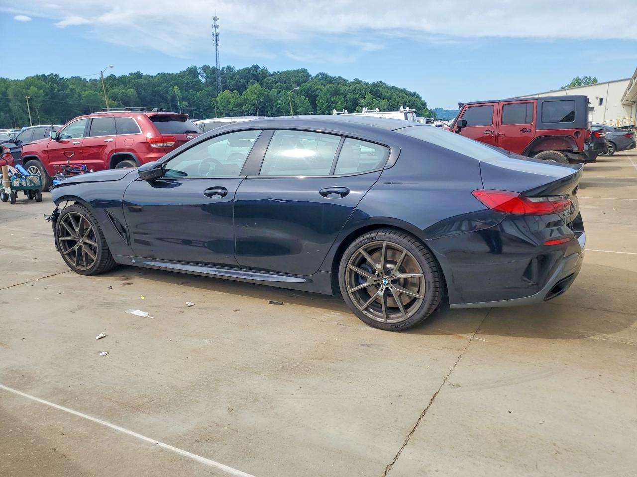 2022 BMW M8