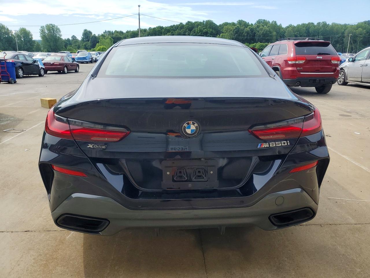 2022 BMW M8