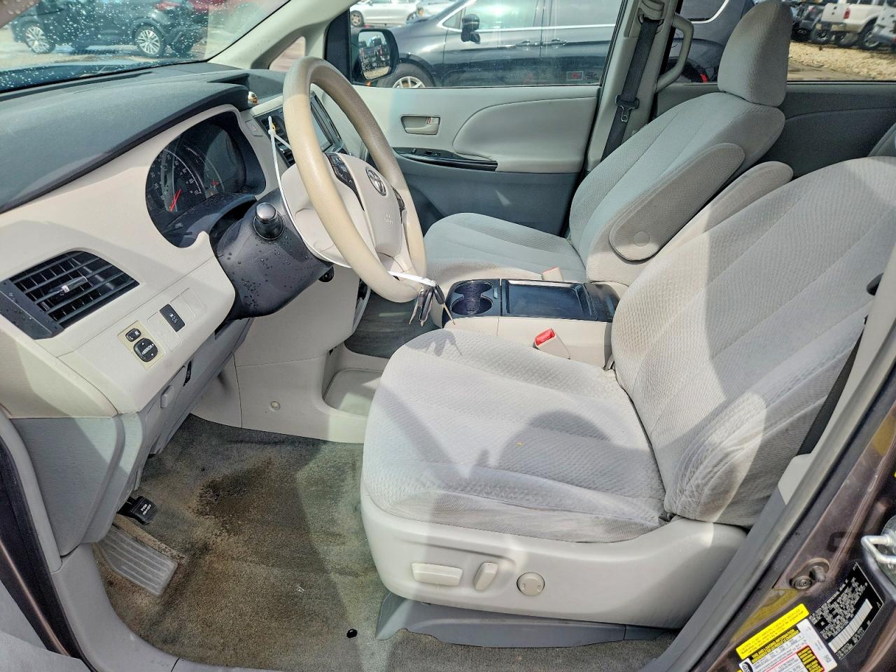 2011 TOYOTA SIENNA