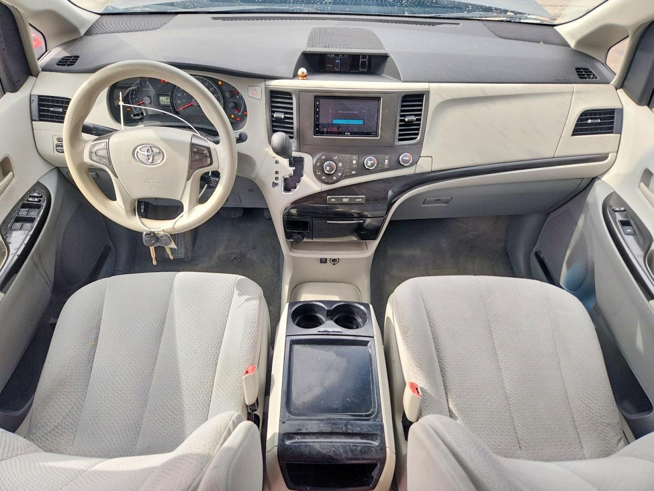 2011 TOYOTA SIENNA