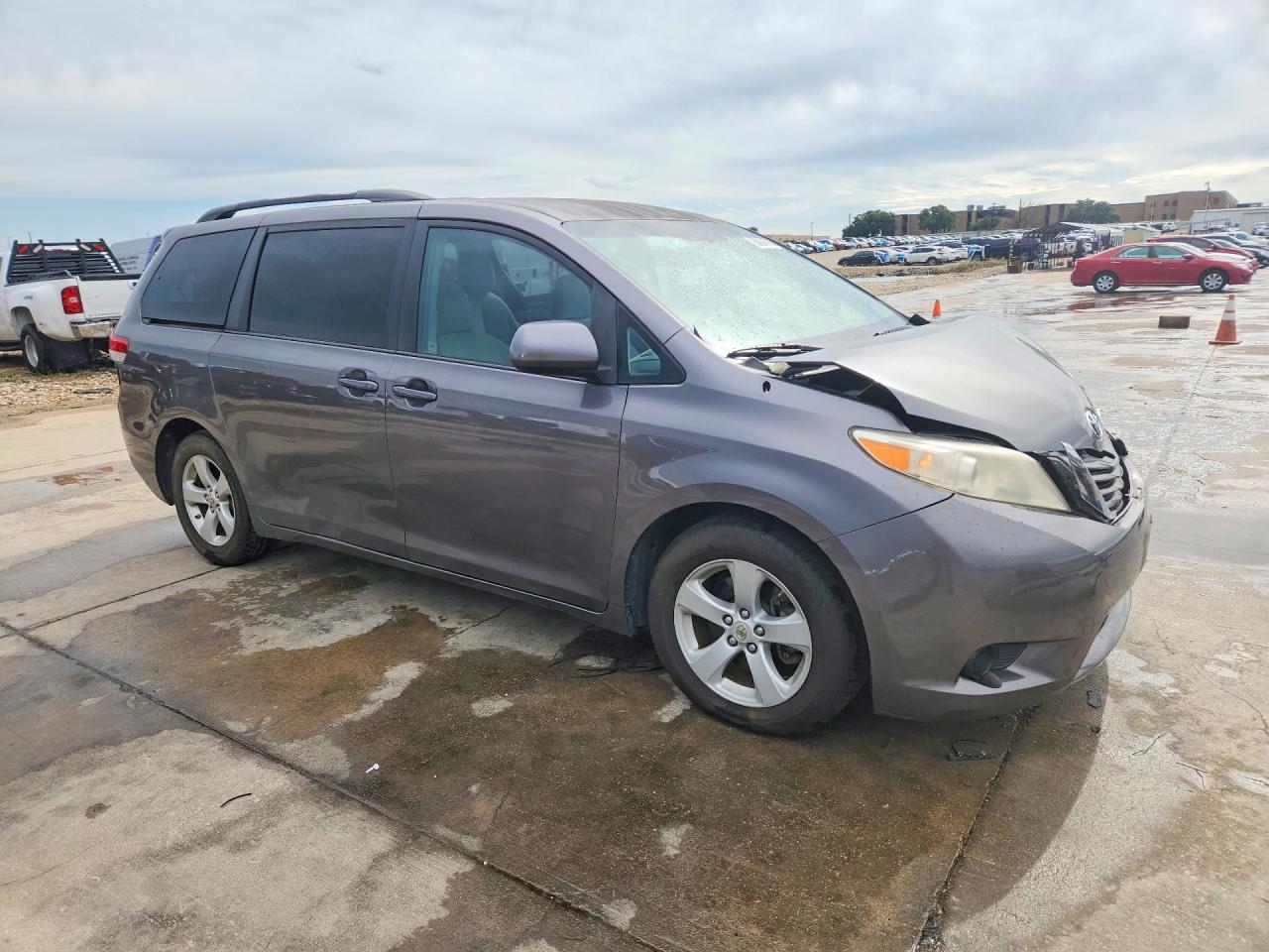 2011 TOYOTA SIENNA