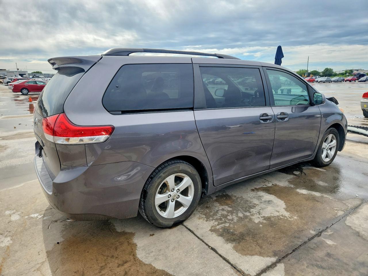 2011 TOYOTA SIENNA