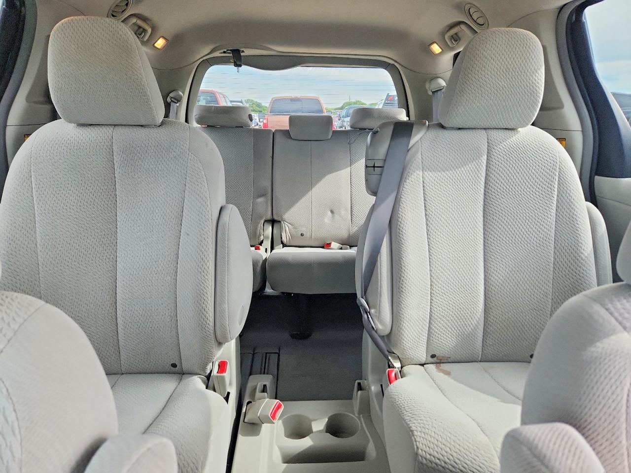 2011 TOYOTA SIENNA
